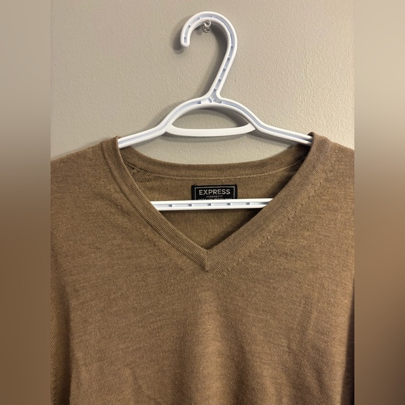 Express Extra Fine Merino Wool V-neck Sweater - Picture 4 of 5